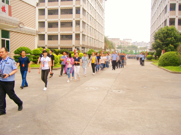 服刑人员家属进监参观1-1