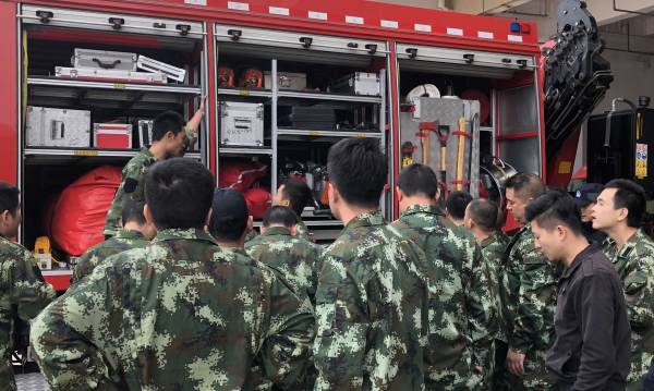 近距离观察大型消防救援车