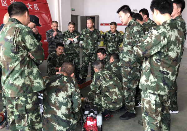 学习灭火救援专用工具的操作