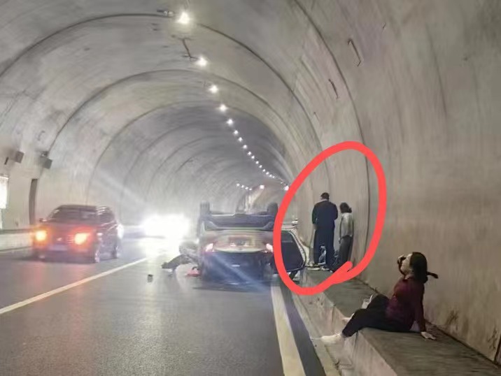 隧道内发生严重车祸，监狱民警出手将受困群众救出！